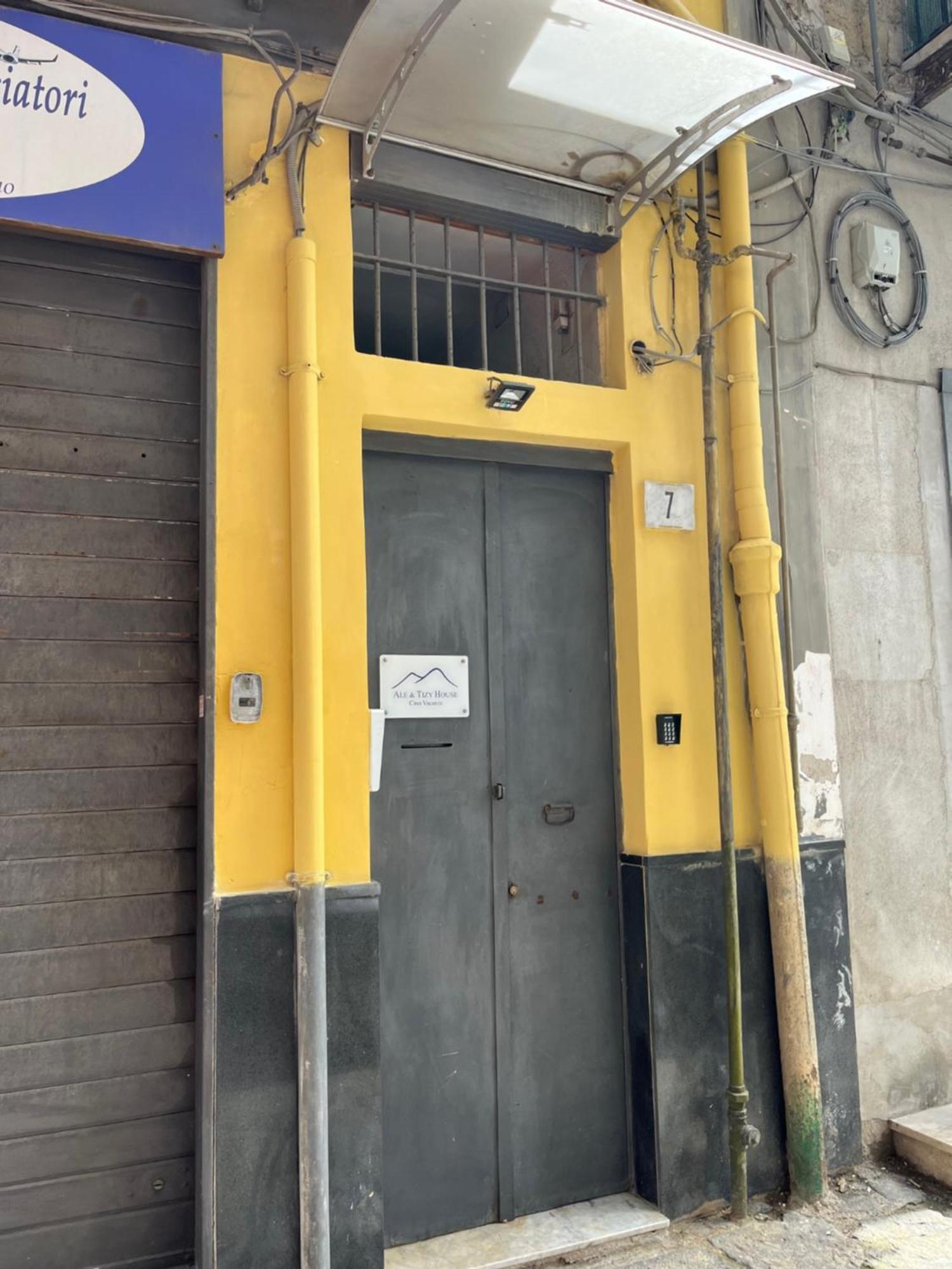 مبيت وإفطار نابولي Ale & Tizy House المظهر الخارجي الصورة